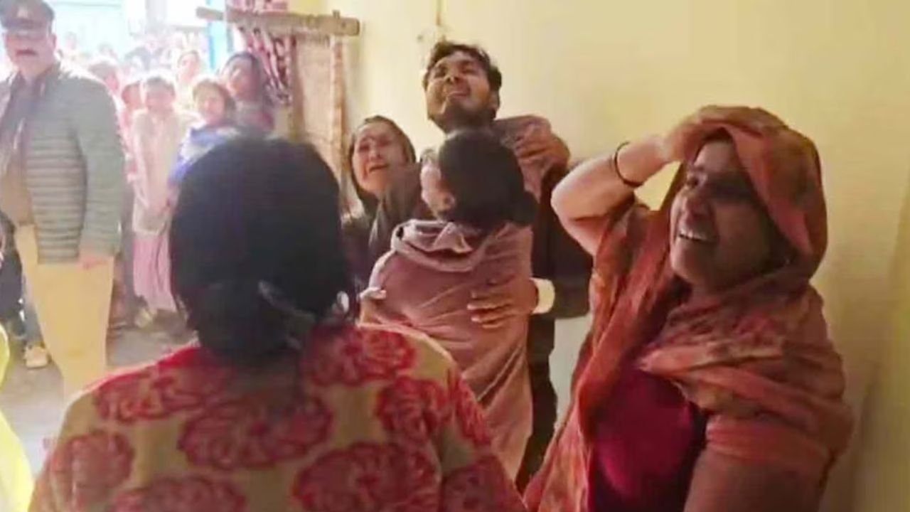 Triple Murder in UP: एटा में ट्रिपल मर्डर से सनसनसी, परिवार की तीन महिलाओं की घर में घुसकर हत्या, चार शवों से हड़कंप