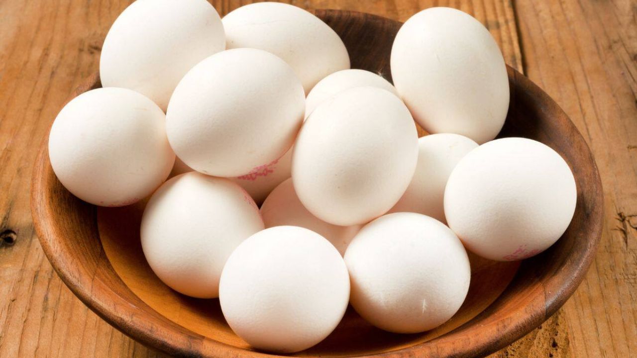 ठंड में अक्सर शरीर सुस्त महसूस करता है और जल्दी थकान हो जाती है। उबले अंडों में मौजूद उच्च गुणवत्ता वाला प्रोटीन और फैट शरीर में गर्मी बनाए रखने में मदद करता है। सुबह के नाश्ते में एक या दो उबले अंडे खाने से दिनभर एनर्जी बनी रहती है। खासतौर पर जो लोग सुबह जल्दी काम पर निकलते हैं या छात्रों को पढ़ाई में लंबे समय तक फोकस करना होता है, उनके लिए उबले अंडे बेहद फायदेमंद साबित होते हैं। (Img: Google)