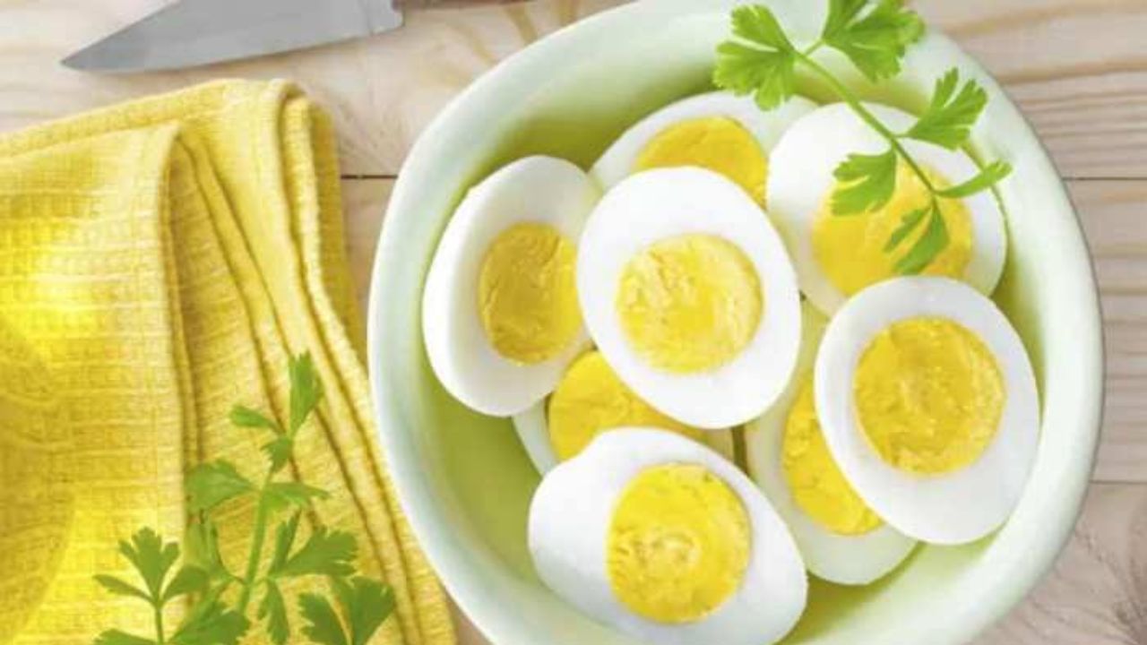 ठंड के मौसम में त्वचा रूखी और बेजान हो जाती है। उबले अंडों में मौजूद हेल्दी फैट्स, बायोटिन और एंटीऑक्सीडेंट्स त्वचा को अंदर से पोषण देते हैं। इससे त्वचा में नमी बनी रहती है और ड्राइनेस की समस्या कम होती है। साथ ही अंडों में मौजूद विटामिन-डी सर्दियों में धूप की कमी को पूरा करने में मदद करता है, जिससे हड्डियां मजबूत रहती हैं और जोड़ों के दर्द की समस्या भी कम हो सकती है। (Img: Google)
