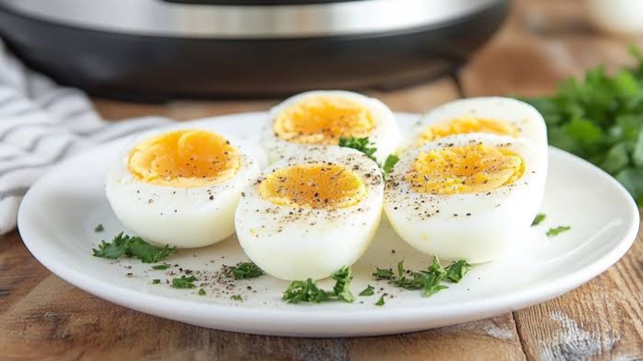 जो लोग फिटनेस या वजन नियंत्रण पर ध्यान देते हैं, उनके लिए उबले अंडे एक बेहतरीन विकल्प हैं। इनमें भरपूर प्रोटीन होता है जो मसल्स बनाने और रिपेयर करने में मदद करता है। साथ ही उबले अंडे लंबे समय तक पेट भरा रखते हैं, जिससे अनहेल्दी स्नैकिंग से बचा जा सकता है। कुल मिलाकर, सर्दियों में उबले अंडे न सिर्फ शरीर को गर्म रखते हैं बल्कि संपूर्ण सेहत के लिए एक सस्ता और असरदार सुपरफूड साबित होते हैं। (Img: Google)