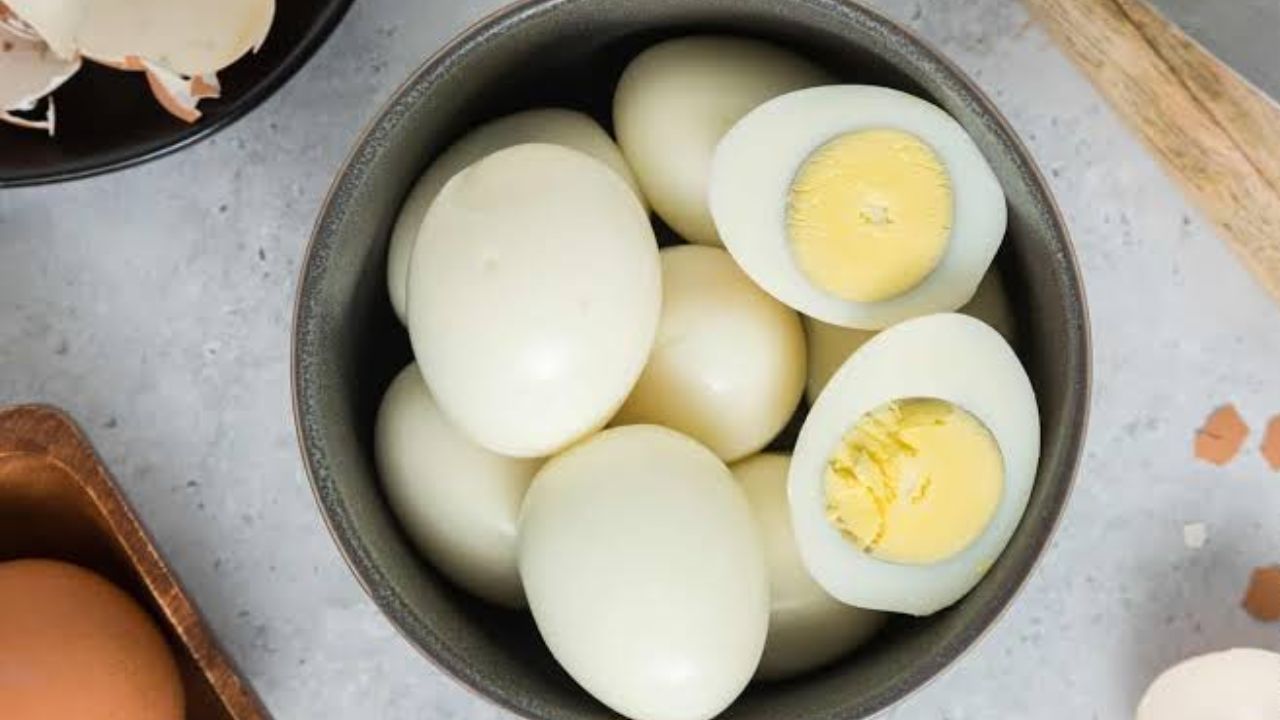 सर्दियों में सर्दी-खांसी, फ्लू और वायरल संक्रमण का खतरा बढ़ जाता है। उबले अंडों में पाए जाने वाले विटामिन-डी, विटामिन-बी12 और सेलेनियम जैसे पोषक तत्व इम्यून सिस्टम को मजबूत बनाते हैं। मजबूत इम्युनिटी शरीर को बैक्टीरिया और वायरस से लड़ने में सक्षम बनाती है। नियमित रूप से उबले अंडों का सेवन करने से बीमार पड़ने की संभावना कम हो सकती है। (Img: Google)