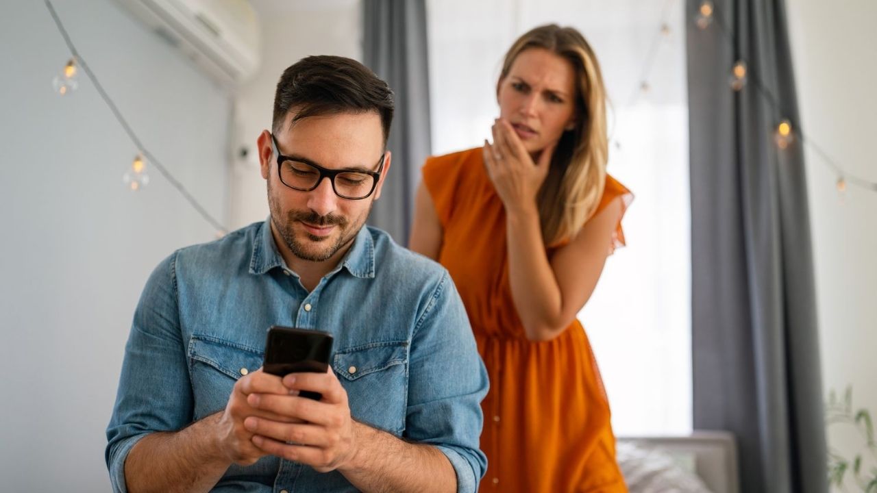 पॉजिटिव विचार जैसे प्रेम, करुणा और शांति शरीर की हीलिंग प्रक्रिया को सपोर्ट करते हैं। वहीं ईर्ष्या, गुस्सा और असंतोष जैसे निगेटिव विचार लंबे समय तक बने रहें तो तनाव हार्मोन बढ़ाते हैं। डॉक्टर मानते हैं कि यही तनाव आगे चलकर हाई बीपी, एंग्जायटी और अन्य बीमारियों का कारण बन सकता है।(फोटो सोर्स- इंटरनेट) पॉजिटिव विचार जैसे प्रेम, करुणा और शांति शरीर की हीलिंग प्रक्रिया को सपोर्ट करते हैं। वहीं ईर्ष्या, गुस्सा और असंतोष जैसे निगेटिव विचार लंबे समय तक बने रहें तो तनाव हार्मोन बढ़ाते हैं। डॉक्टर मानते हैं कि यही तनाव आगे चलकर हाई बीपी, एंग्जायटी और अन्य बीमारियों का कारण बन सकता है।(फोटो सोर्स- इंटरनेट)