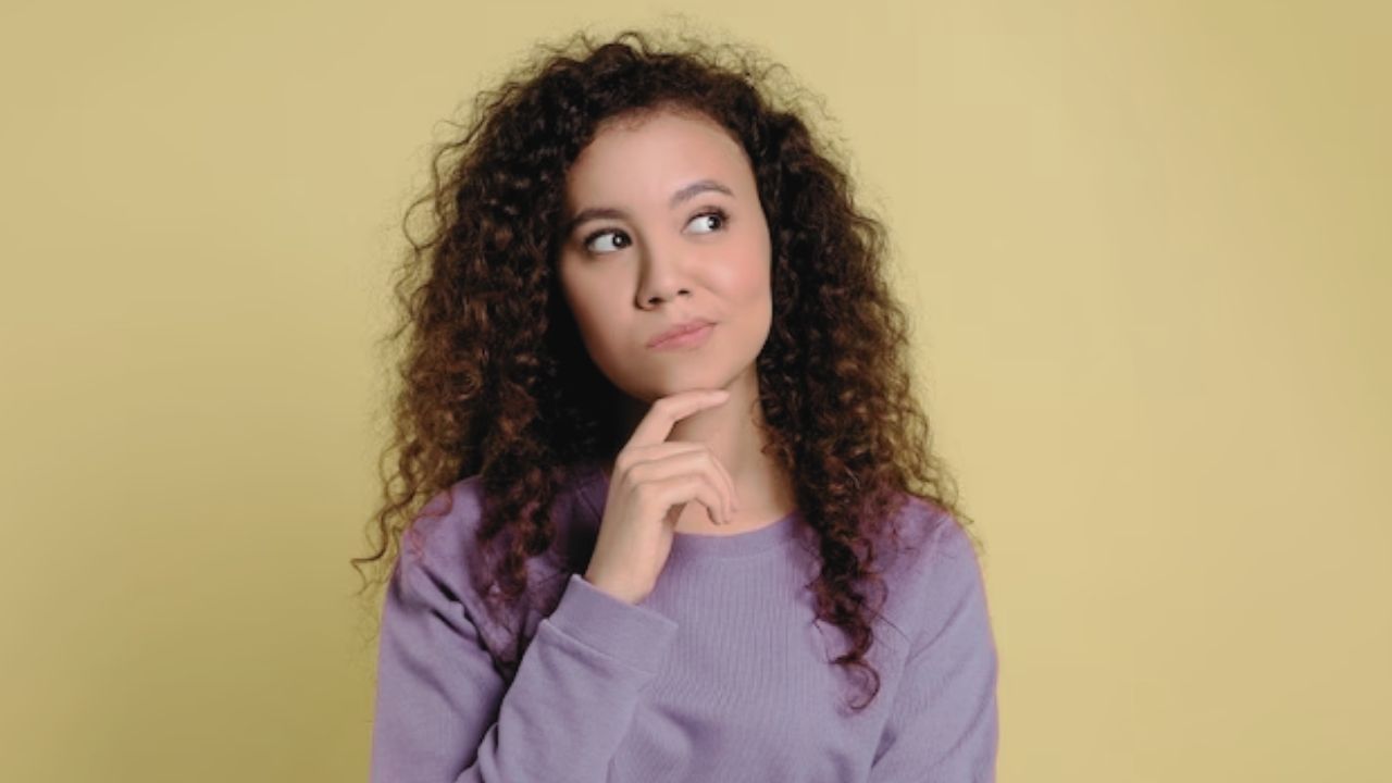 डॉक्टर बताते हैं कि दिमाग का लोअर ब्रेन भावनाओं पर तुरंत रिएक्ट करता है, जबकि प्रीफ्रंटल कॉर्टेक्स सोच-समझकर निर्णय लेता है। चूंकि भावनात्मक हिस्सा पहले एक्टिव हो जाता है, हम तुरंत प्रतिक्रिया दे देते हैं। बाद में समझ आता है कि रिएक्शन गलत था, लेकिन तब तक देर हो चुकी होती है।(फोटो सोर्स- इंटरनेट) डॉक्टर बताते हैं कि दिमाग का लोअर ब्रेन भावनाओं पर तुरंत रिएक्ट करता है, जबकि प्रीफ्रंटल कॉर्टेक्स सोच-समझकर निर्णय लेता है। चूंकि भावनात्मक हिस्सा पहले एक्टिव हो जाता है, हम तुरंत प्रतिक्रिया दे देते हैं। बाद में समझ आता है कि रिएक्शन गलत था, लेकिन तब तक देर हो चुकी होती है।(फोटो सोर्स- इंटरनेट)