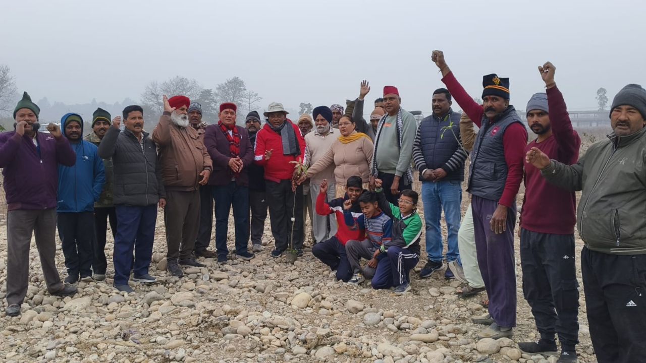 Dehradun: जाते साल को ऐसे किया विदा, वृक्षारोपण कर दिया ये संदेश