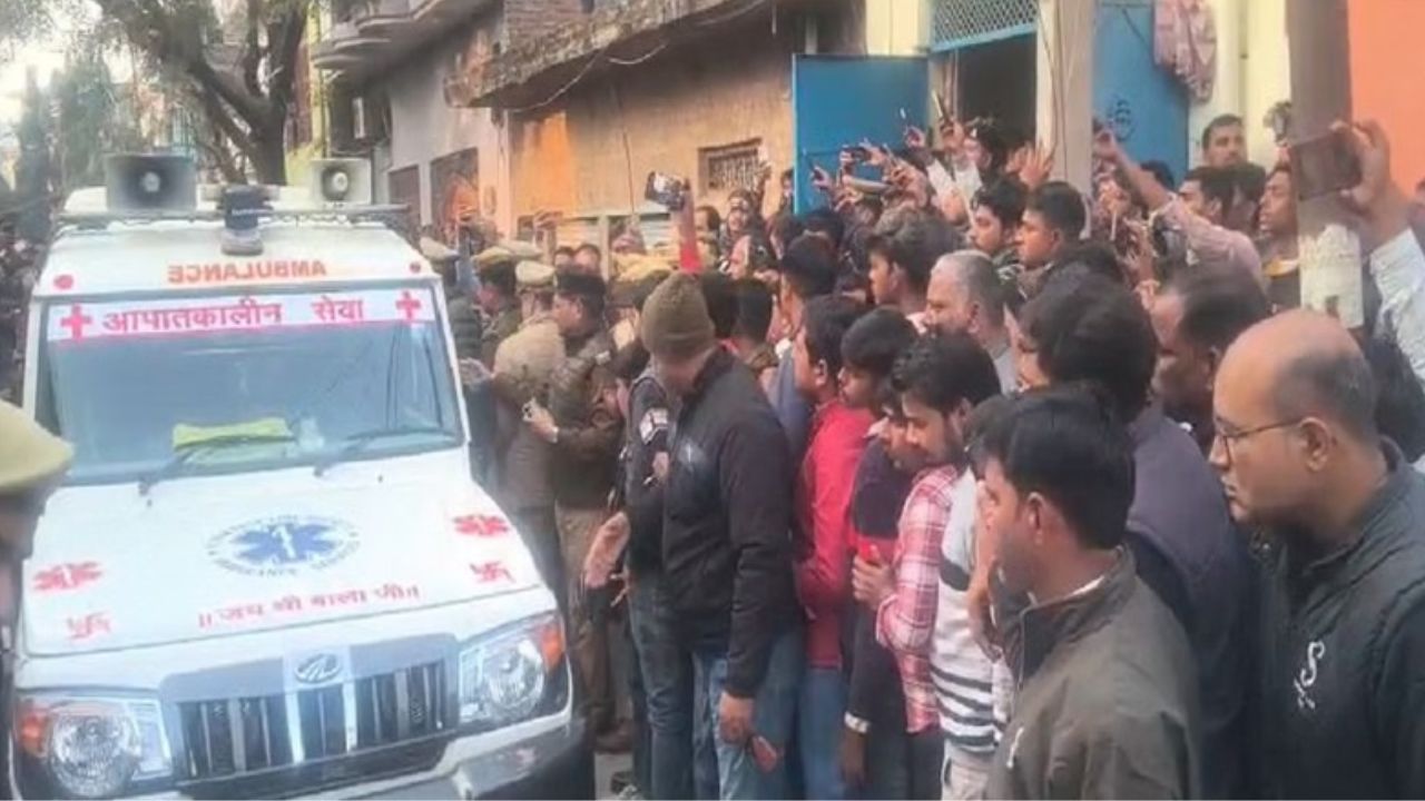 Family Massacre in Etah: एक ही परिवार के 4 लोगों की हत्या से दहला एटा, ADG मौके पर