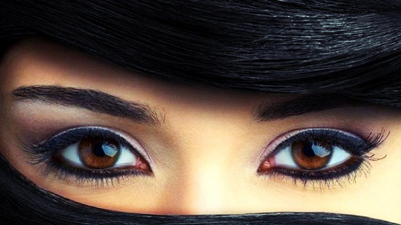 इसकी नशीली आंखों पर ना जाना, 15 पुलिस अफसर समेत 165 को अपने हुस्न के जाल में फंसाया