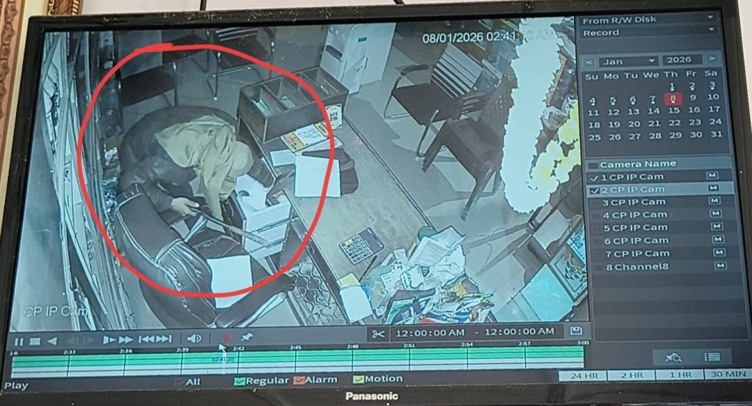 महराजगंज में नकाबपोश चोर ने दुकान को बनाया निशाना, CCTV में कैद हुई पूरी वारदात