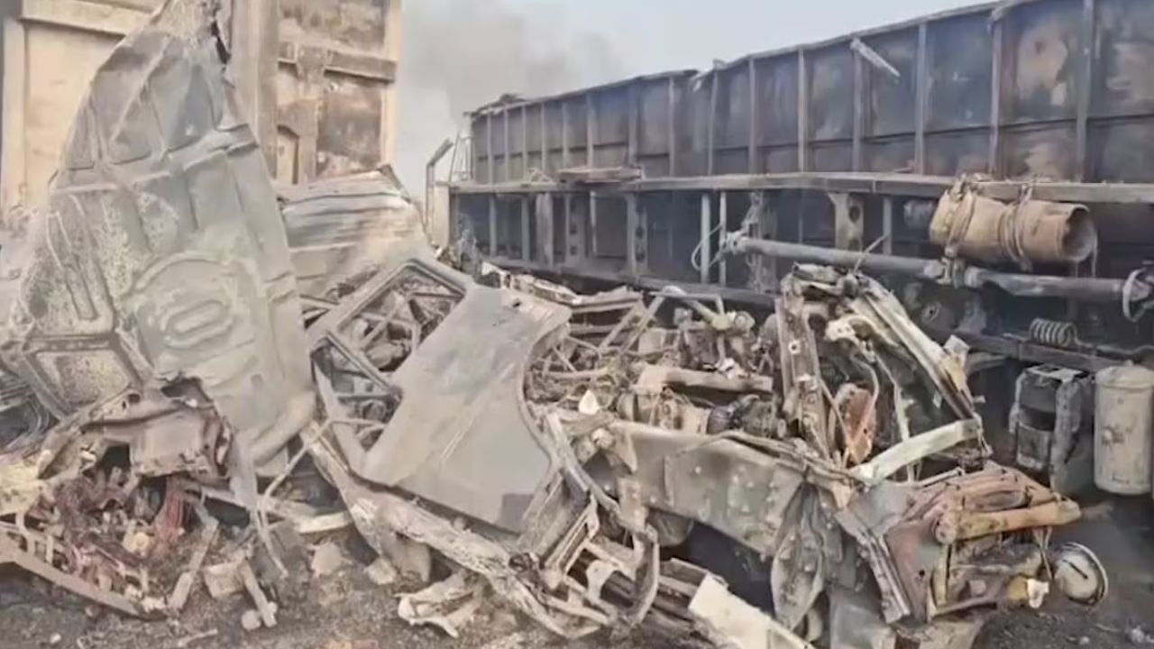 KMP एक्सप्रेसवे पर नाराज हुए यमराज: पांच वाहनों में भीषण टक्कर, जिंदा जल गए 2 लोग