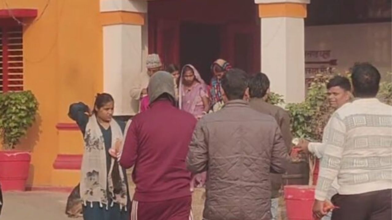 बलरामपुर: कड़ाके की ठंड में भी नहीं डिगी आस्था, देवीपाटन में उमड़ा श्रद्धालुओं का सैलाब