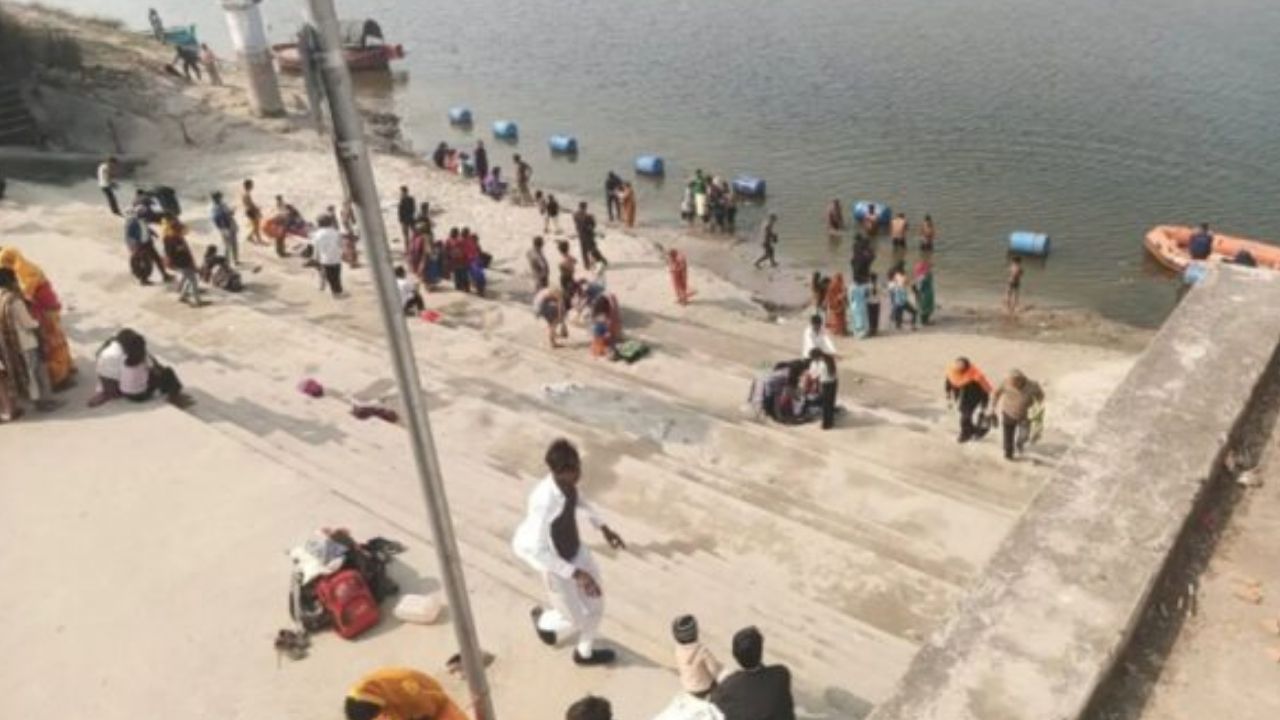 फतेहपुर: एक लाख से ज्यादा श्रद्धालुओं ने किया गंगा स्नान, घाटों पर दिखी आस्था