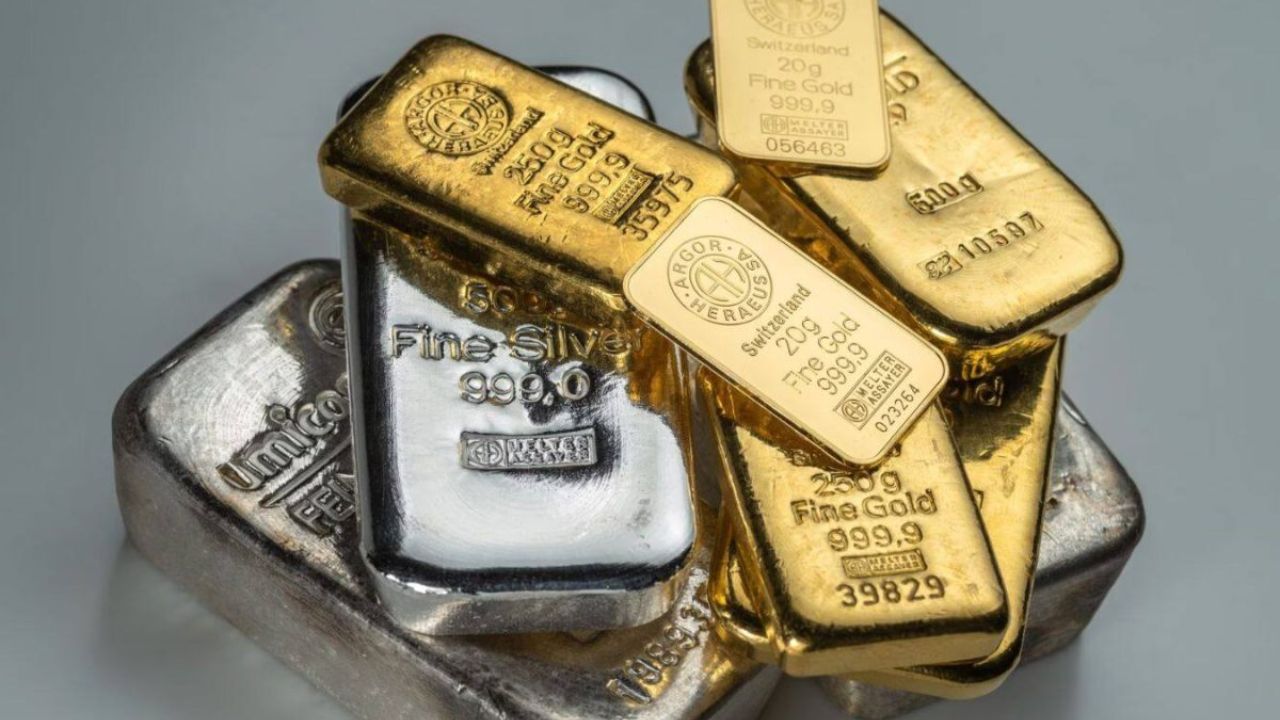 देश में सोने और चांदी की कीमतों में लगातार तेजी देखने को मिल रही है। अमेरिकी टैरिफ को लेकर बढ़ते वैश्विक तनाव का सीधा असर कीमती धातुओं पर पड़ा है। आज लगातार दूसरे दिन सोने और चांदी के भाव में बढ़ोतरी दर्ज की गई। राजधानी दिल्ली में 24 कैरेट और 22 कैरेट सोना दोनों ही 10 रुपये प्रति 10 ग्राम महंगा हुआ है, जबकि चांदी भी ऊंचे स्तर पर कारोबार कर रही है। (Img: Google)