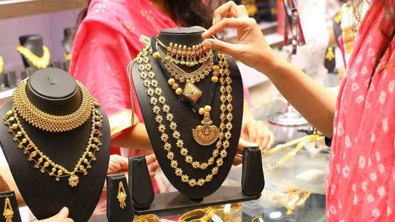 भू-राजनीतिक तनाव और ट्रेड वॉर की आशंका के चलते निवेशक जोखिम भरे निवेश से दूरी बनाकर सोने और चांदी जैसे सुरक्षित विकल्पों की ओर रुख कर रहे हैं। यही वजह है कि आने वाले दिनों में भी इनकी कीमतों में उतार-चढ़ाव के साथ मजबूती बने रहने की संभावना जताई जा रही है। (Img: Google)