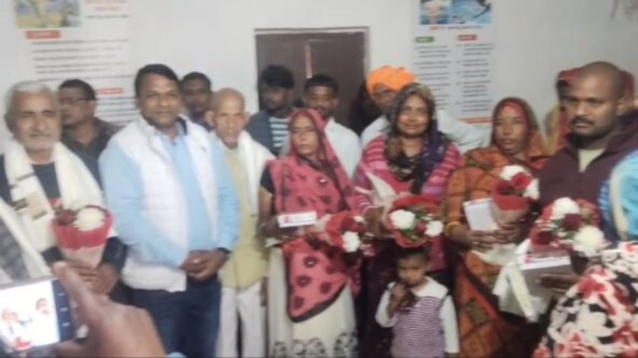 एक पंचायत, 11 सरकारी अफसर! गोरखपुर के धुवहा गांव ने रचा इतिहास, जश्न में डूबा पूरा इलाका