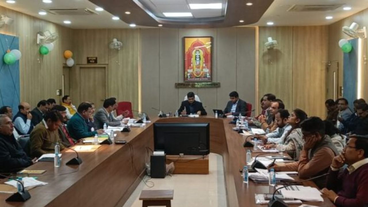 गोरखपुर मंडल में अब नहीं चलेगी लापरवाही, सीएम डैशबोर्ड पर सख्त हुए मंडलायुक्त, अफसरों को चेतावनी
