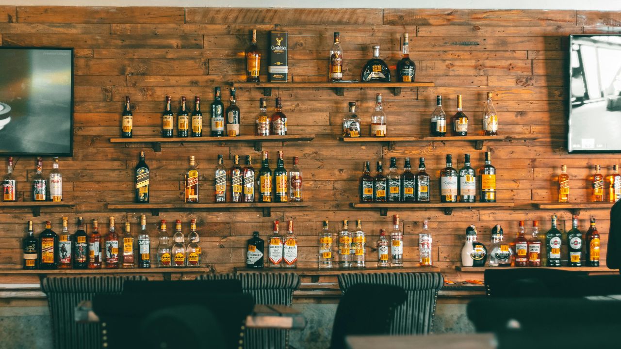 बियर में आमतौर पर 4–6 प्रतिशत अल्कोहल होता है, जबकि व्हिस्की में करीब 40 प्रतिशत या उससे अधिक। बियर हल्की होने से लोग ज्यादा पी लेते हैं, वहीं व्हिस्की कम मात्रा में ही असर दिखाती है। दोनों ही स्थितियों में कुल अल्कोहल इनटेक बढ़ना नुकसानदेह है।(फोटो सोर्स- pexels)