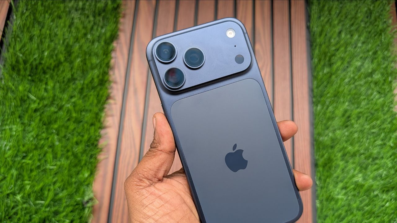 iPhone 18 Pro सीरीज़ को लेकर सबसे बड़ी चर्चा अंडर-डिस्प्ले Face ID को लेकर है। टिप्स्टर Digital Chat Station के मुताबिक, Apple Face ID के कुछ जरूरी सेंसर को स्क्रीन के नीचे शिफ्ट कर सकता है। इससे डिस्प्ले पर दिखने वाला कटआउट काफी छोटा हो जाएगा और स्क्रीन पहले से ज्यादा क्लीन नजर आएगी। लीक में यह भी कहा गया है कि सेल्फी कैमरा पूरी तरह गायब नहीं होगा, बल्कि यह एक छोटे से होल के रूप में दिखाई दे सकता है, जो इस बार बीच में नहीं बल्कि ऊपर की तरफ कोने में हो सकता है। (Img Source: Google)