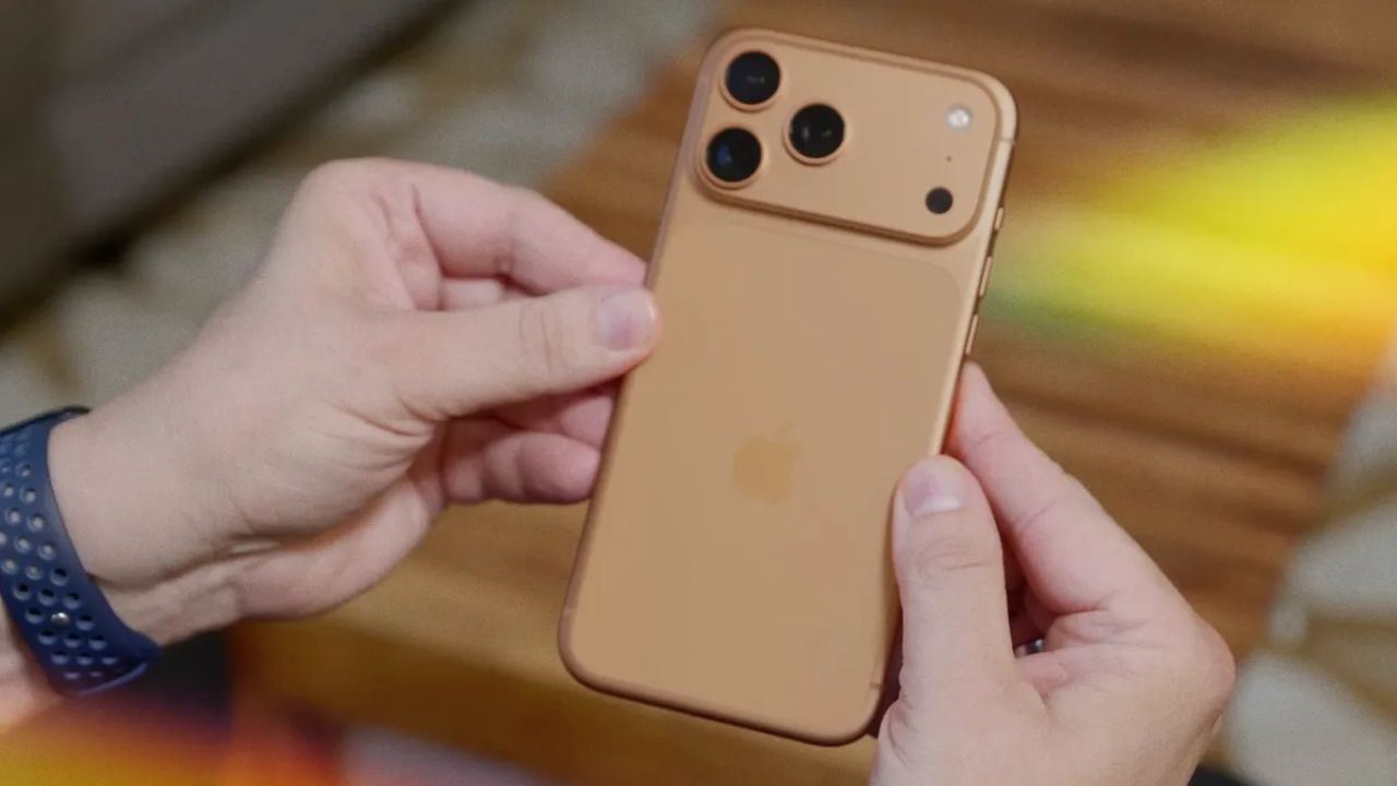 कैमरा सेगमेंट में iPhone 18 Pro के लिए सबसे बड़ा बदलाव वैरिएबल अपर्चर हो सकता है। इसका मतलब है कि कैमरा खुद तय करेगा कि लेंस में कितनी रोशनी जानी चाहिए। इससे दिन और रात दोनों हालात में फोटो ज्यादा नेचुरल और डिटेल्ड आ सकती हैं। कुछ लीक यह भी इशारा करती हैं कि यह खास कैमरा फीचर सिर्फ iPhone 18 Pro Max तक सीमित हो सकता है, जिससे दोनों Pro मॉडल्स के बीच अंतर और बढ़ जाएगा। (Img Source: Google)