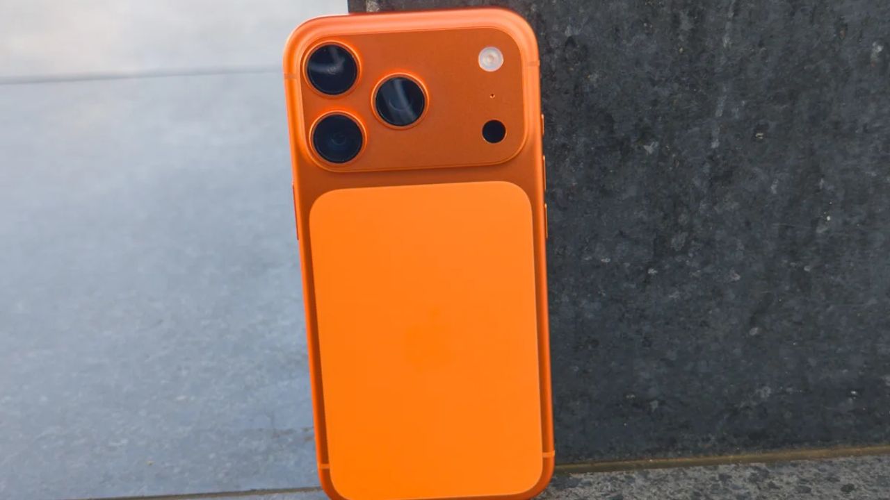 परफॉर्मेंस के मामले में Apple हर साल नया बेंचमार्क सेट करता है। iPhone 18 Pro में A20 Pro चिप मिलने की उम्मीद है, जिसे TSMC की 2nm टेक्नोलॉजी पर बनाया जा सकता है। इससे फोन की स्पीड के साथ-साथ बैटरी एफिशिएंसी में भी बड़ा सुधार देखने को मिल सकता है। इसके अलावा Apple RAM को CPU, GPU और Neural Engine के साथ एक ही लेयर में इंटीग्रेट करने पर भी काम कर रहा है, जिससे परफॉर्मेंस और बेहतर हो सकती है। (Img Source: Google)