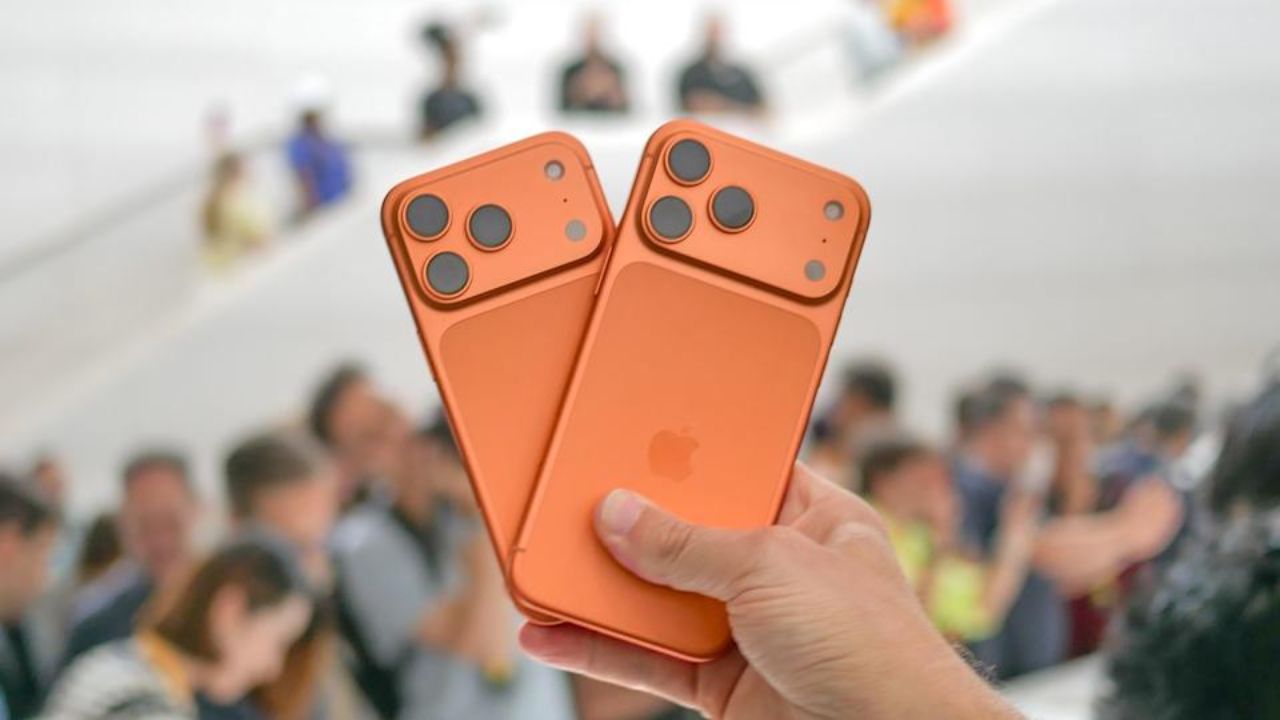 iPhone 17 Pro सीरीज़ को लेकर चर्चा अभी थमी भी नहीं है कि Apple के अगले फ्लैगशिप स्मार्टफोन iPhone 18 Pro को लेकर बड़ी लीक सामने आने लगी हैं। शुरुआती रिपोर्ट्स की मानें तो Apple अपने आने वाले Pro मॉडल्स में ऐसे बदलाव कर सकता है, जिन्हें पिछले कई सालों का सबसे बड़ा अपग्रेड माना जा रहा है। हालांकि कंपनी ने अभी तक आधिकारिक तौर पर कुछ भी कन्फर्म नहीं किया है, लेकिन टेक इंडस्ट्री में इन लीक को काफी गंभीरता से देखा जा रहा है। (Img Source: Google)