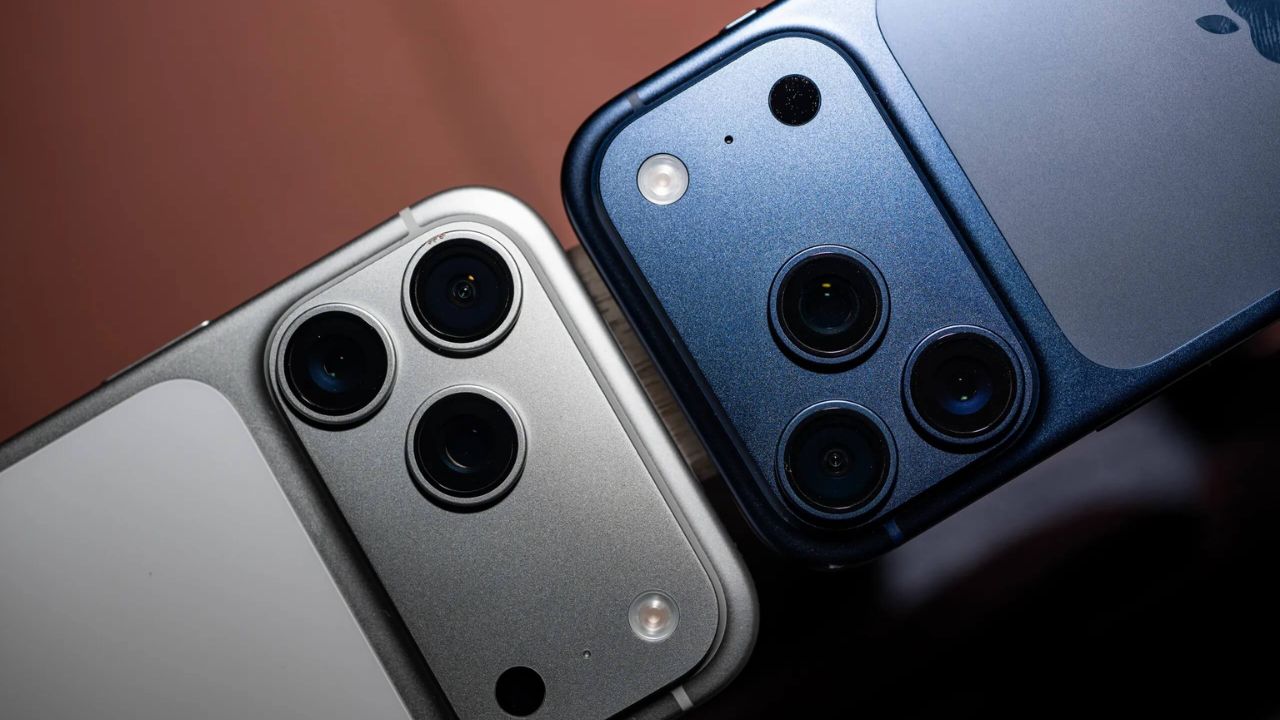 रिपोर्ट्स के अनुसार, iPhone 18 Pro और iPhone 18 Pro Max को सितंबर 2026 में लॉन्च किया जा सकता है। इस बार Apple का फोकस डिजाइन, कैमरा और परफॉर्मेंस तीनों मोर्चों पर बड़ा बदलाव लाने पर हो सकता है। (Img Source: Google)