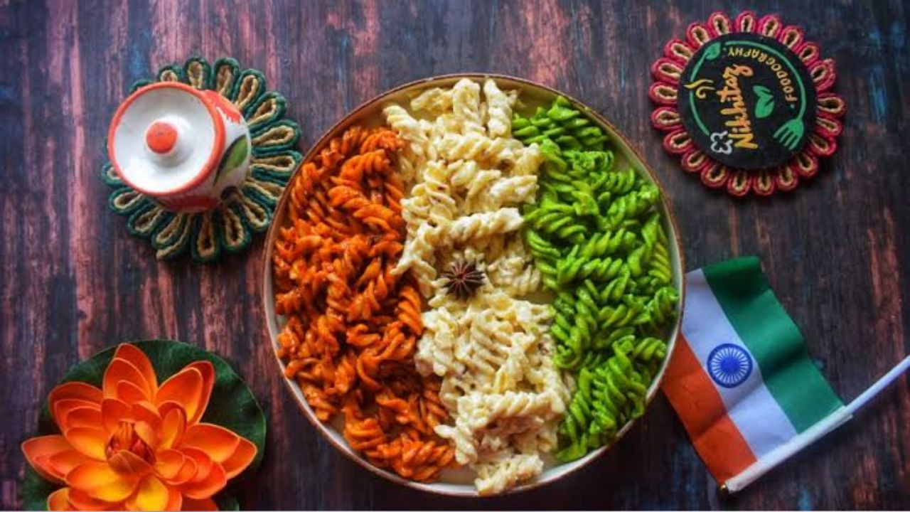 अगर आप कुछ नया ट्राई करना चाहते हैं, तो तिरंगा पास्ता या मैक्रोनी एक शानदार विकल्प है। पालक की प्यूरी, व्हाइट सॉस और टमाटर आधारित सॉस से यह डिश बच्चों और युवाओं को खासा पसंद आती है। 