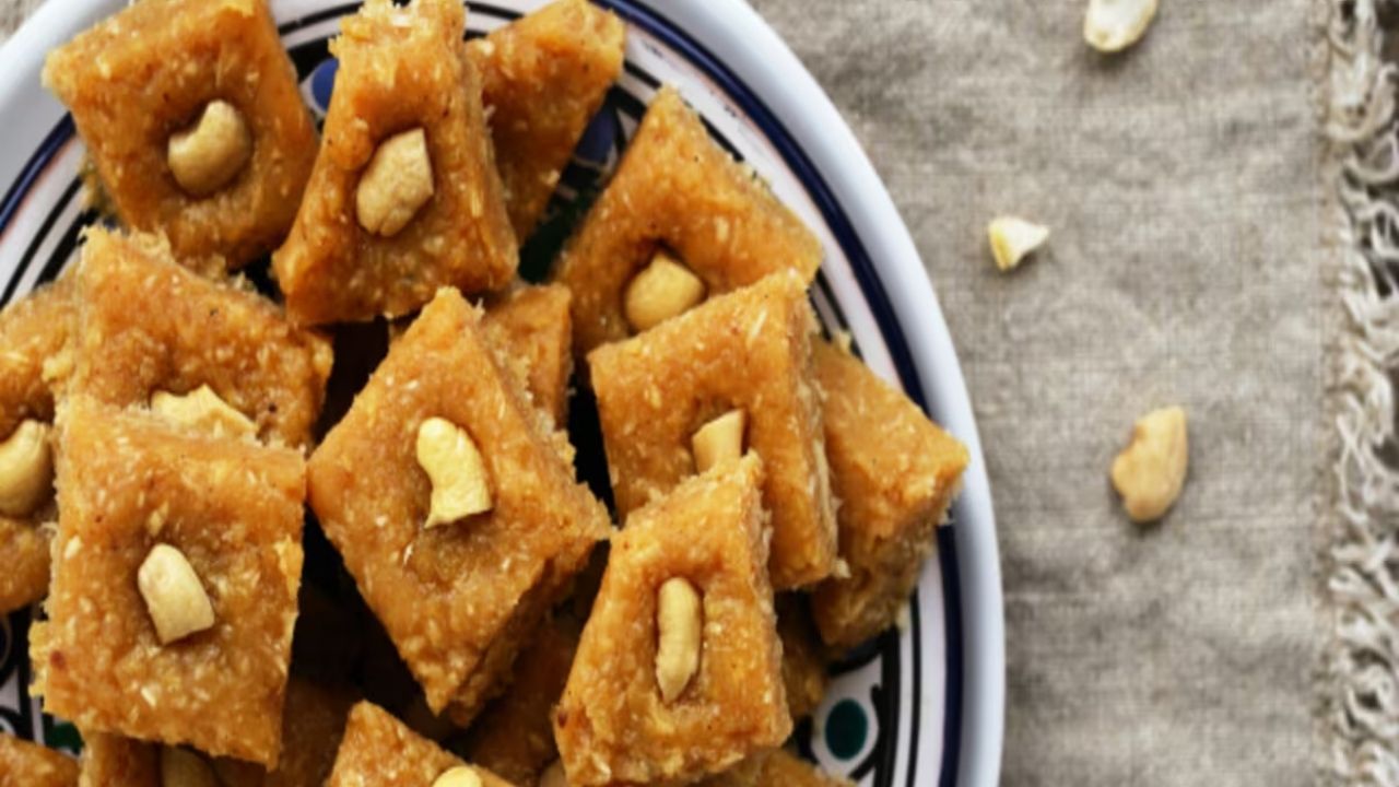 तैयार गुड़ में भुनी हुई सारी सामग्री मिलाकर अच्छे से मिक्स किया जाता है। यह मिश्रण गाढ़ा और एकसार होना चाहिए। (Img Source: Google)