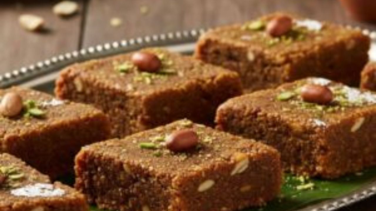 अब गुड़ को थोड़ा पानी डालकर पिघलाया जाता है और उसमें इलायची, लौंग और सोंठ मिलाई जाती है। इससे मिठाई में खुशबू और स्वाद दोनों बढ़ जाते हैं। (Img Source: Google)