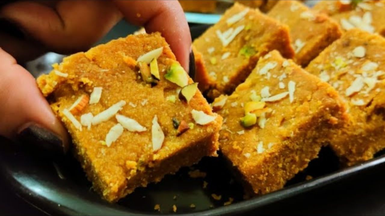 इसके बाद पोस्तो दाना, सूखा नारियल और सिंघाड़े के आटे को अलग-अलग भूनकर तैयार किया जाता है। ये सभी चीजें मिठाई को पौष्टिक बनाती हैं। (Img Source: Google)