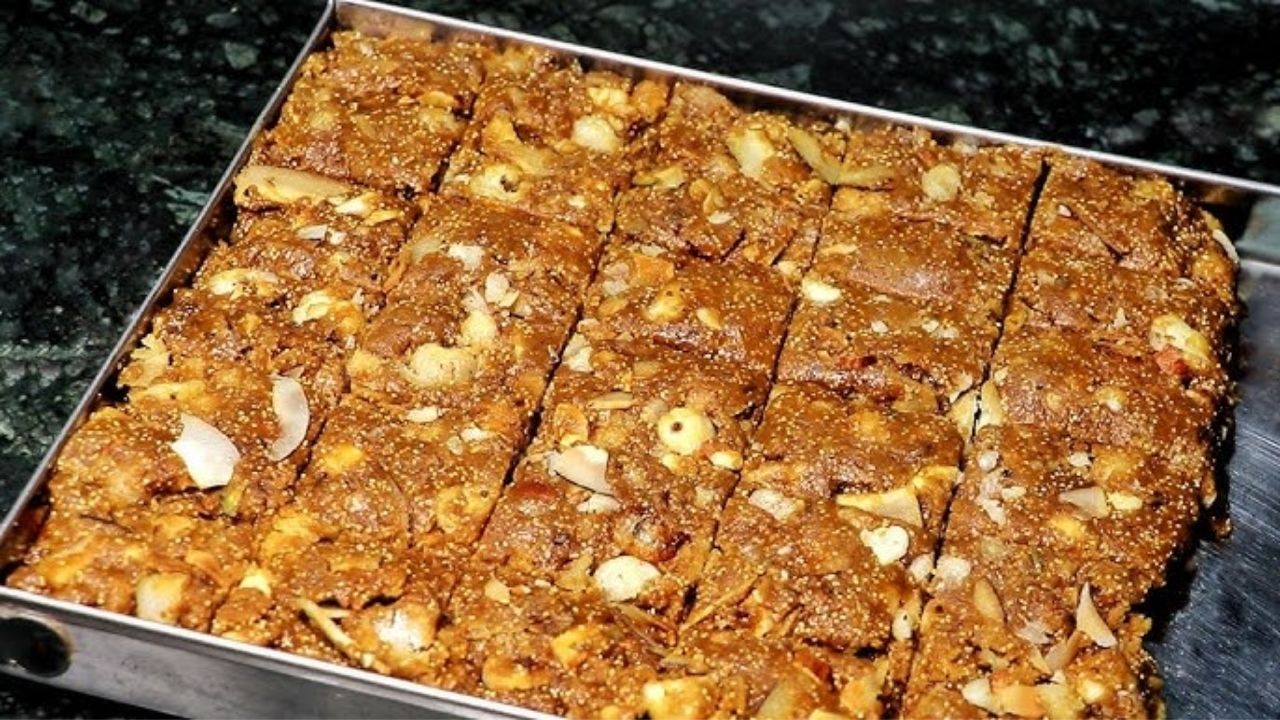 ठंड के मौसम में गुड़ से बनी चीजें खास तौर पर पसंद की जाती हैं। ऐसे में गुड़ की मिठाई स्वाद और सेहत दोनों का बेहतरीन कॉम्बिनेशन है। (Img Source: Google)