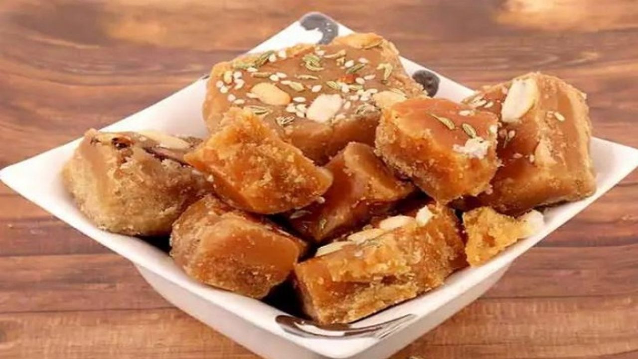 सर्दियों में बनाएं गुड़ की हेल्दी मिठाई, स्वाद और सेहत दोनों का मिलेगा फायदा