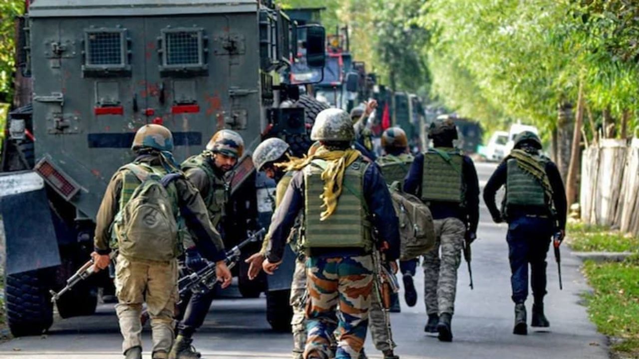 जम्मू-कश्मीर में आतंकी मुठभेड़ में घायल जवान शहीद, किश्तवाड़ में तीसरे दिन भी ऑपरेशन जारी