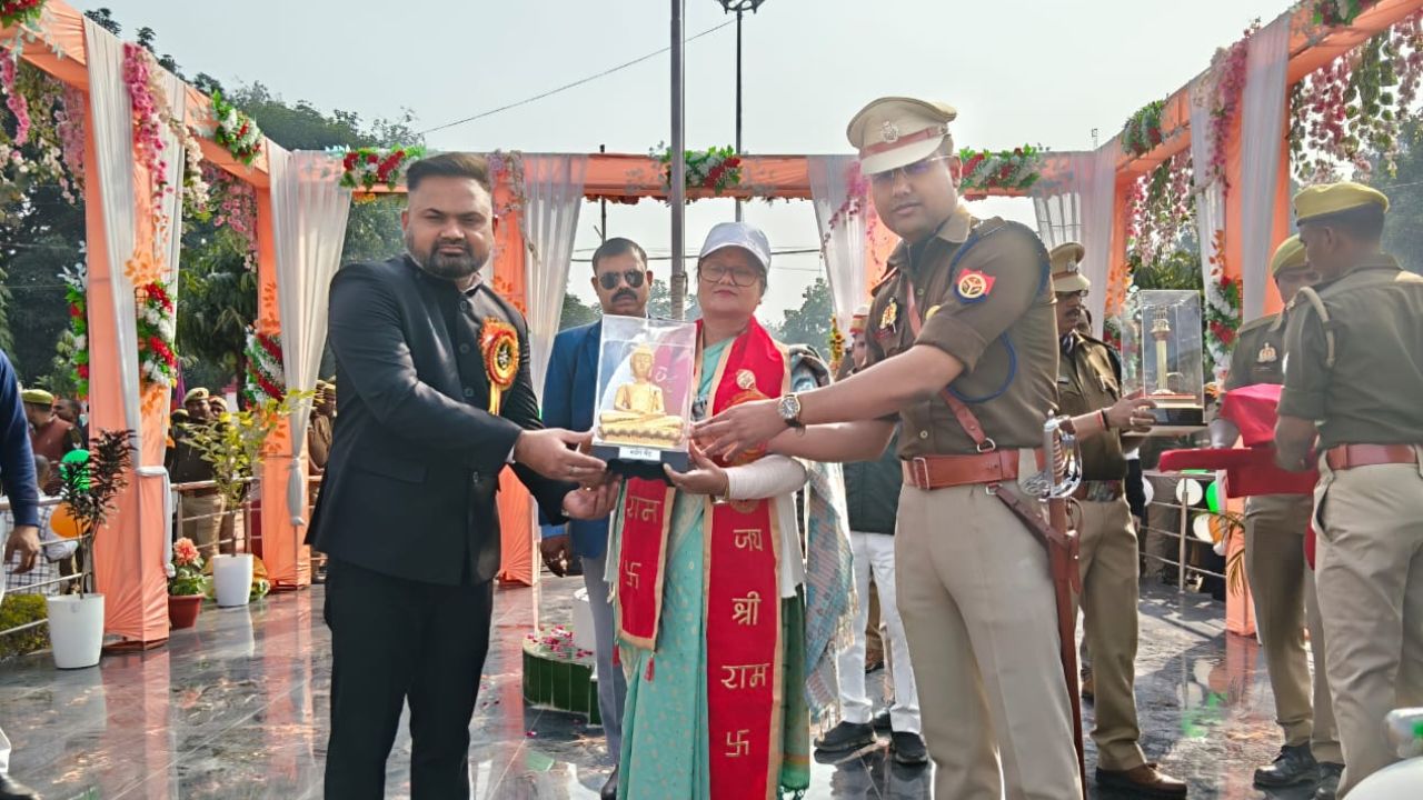 Republic Day 2026: कुशीनगर में बेहद खास अंदाज में मनाया गणतंत्र दिवस, मंत्री विजया लक्ष्मी गौतम ने बोली ये बड़ी बात