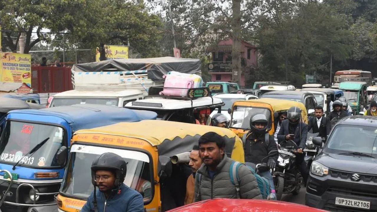 नए साल में जाम पर सख्ती, 3 दारोगा लाइन हाजिर; ई-रिक्शा पर भी रोक