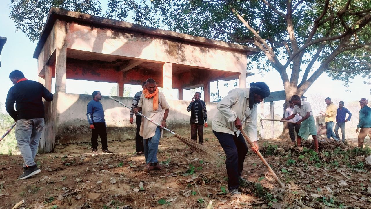 महराजगंज में डाइनामाइट न्यूज़ का बड़ा असर: बदहाली से घिरे अंत्योष्टि स्थल पर शुरू हुई सफाई, बीडीओ की कार्यप्रणाली सवालों में