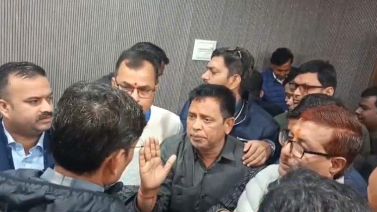 Watch Video: नौतनवा तहसील में SIR जनसुनवाई पर टकराव, अधिवक्ता पर मुकदमा दर्ज होते ही भड़के वकील