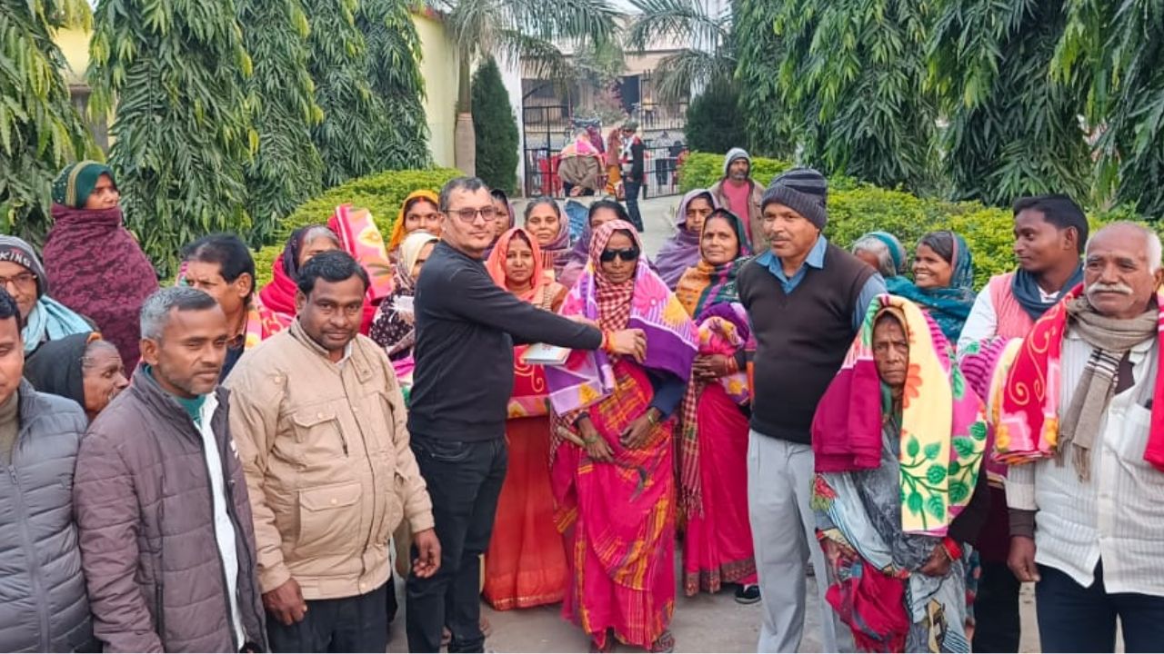 महराजगंज में ठंड से राहत: जरूरतमंदों में कंबल वितरित, बुजुर्गों के चेहरे पर आई खुशी