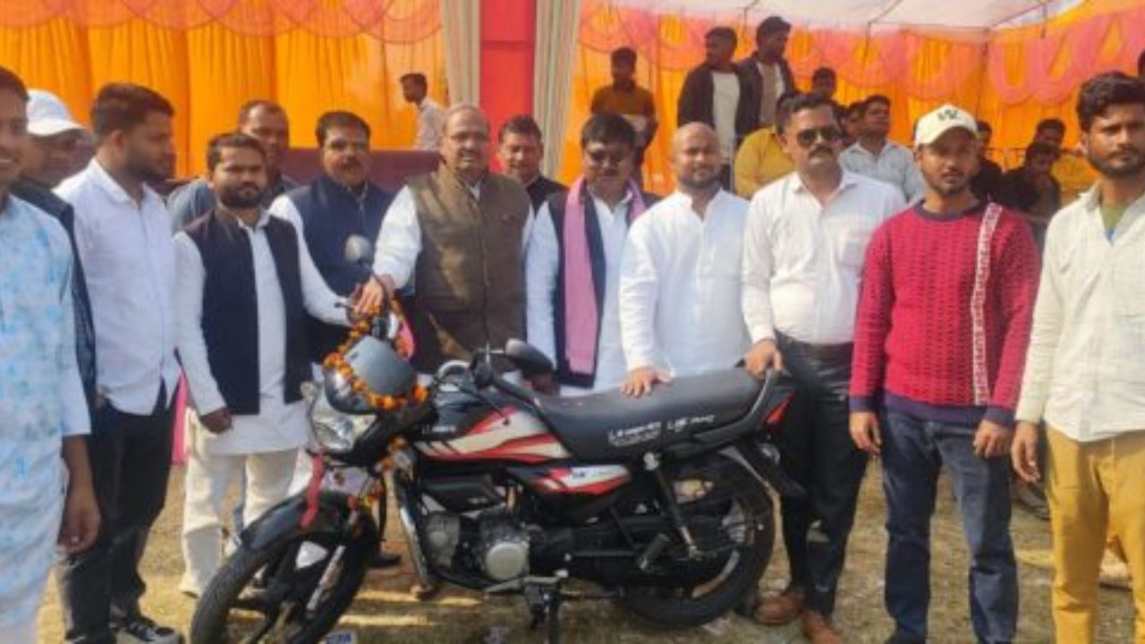 निचलौल सुपर लीग 2026: पूर्व मंत्री सुशील कुमार टिबड़ेवाल ने किया उद्घाटन, खिलाड़ियों में दिखा जबरदस्त उत्साह