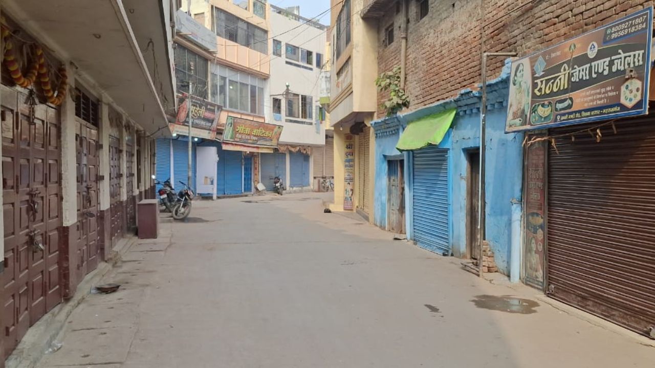 ‘तहसील नहीं तो वोट नहीं’: सिसवा में व्यापारियों का जोरदार प्रदर्शन, बाजार बंद कर जताया विरोध