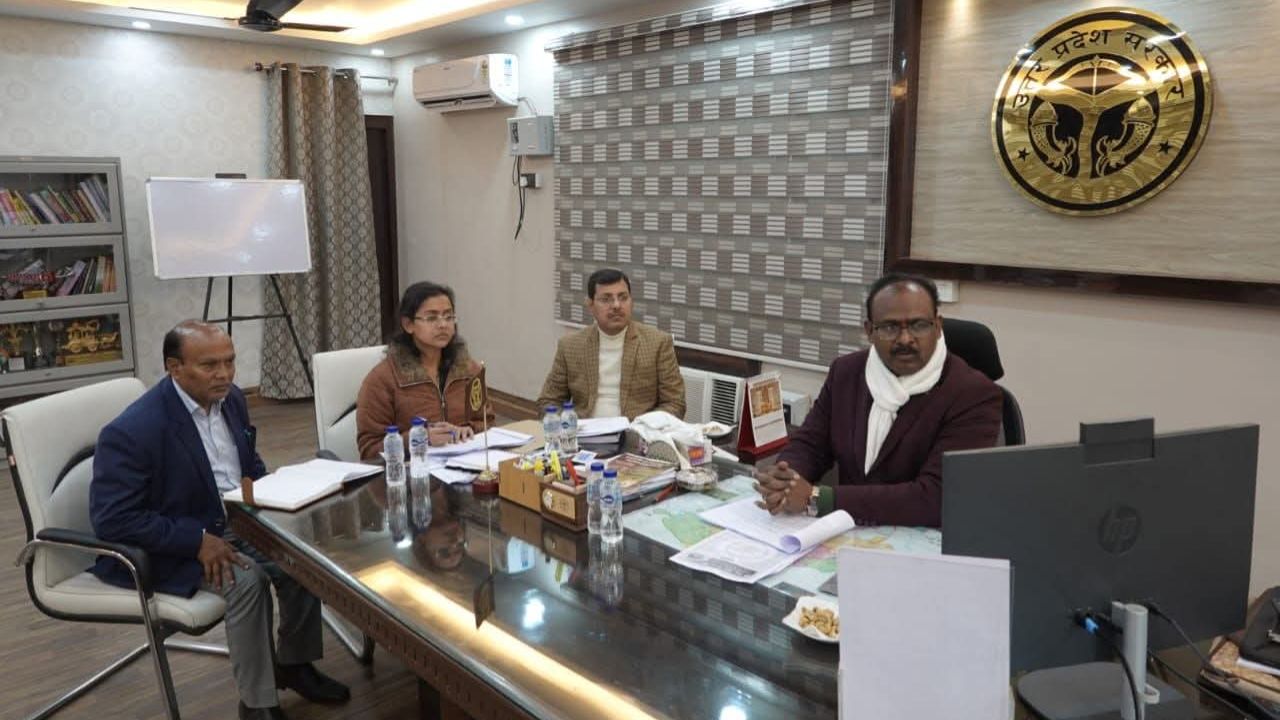 स्वच्छता योजनाओं में लापरवाही पर DM संतोष कुमार शर्मा सख्त, लंबित आवेदनों पर जताई कड़ी नाराजगी