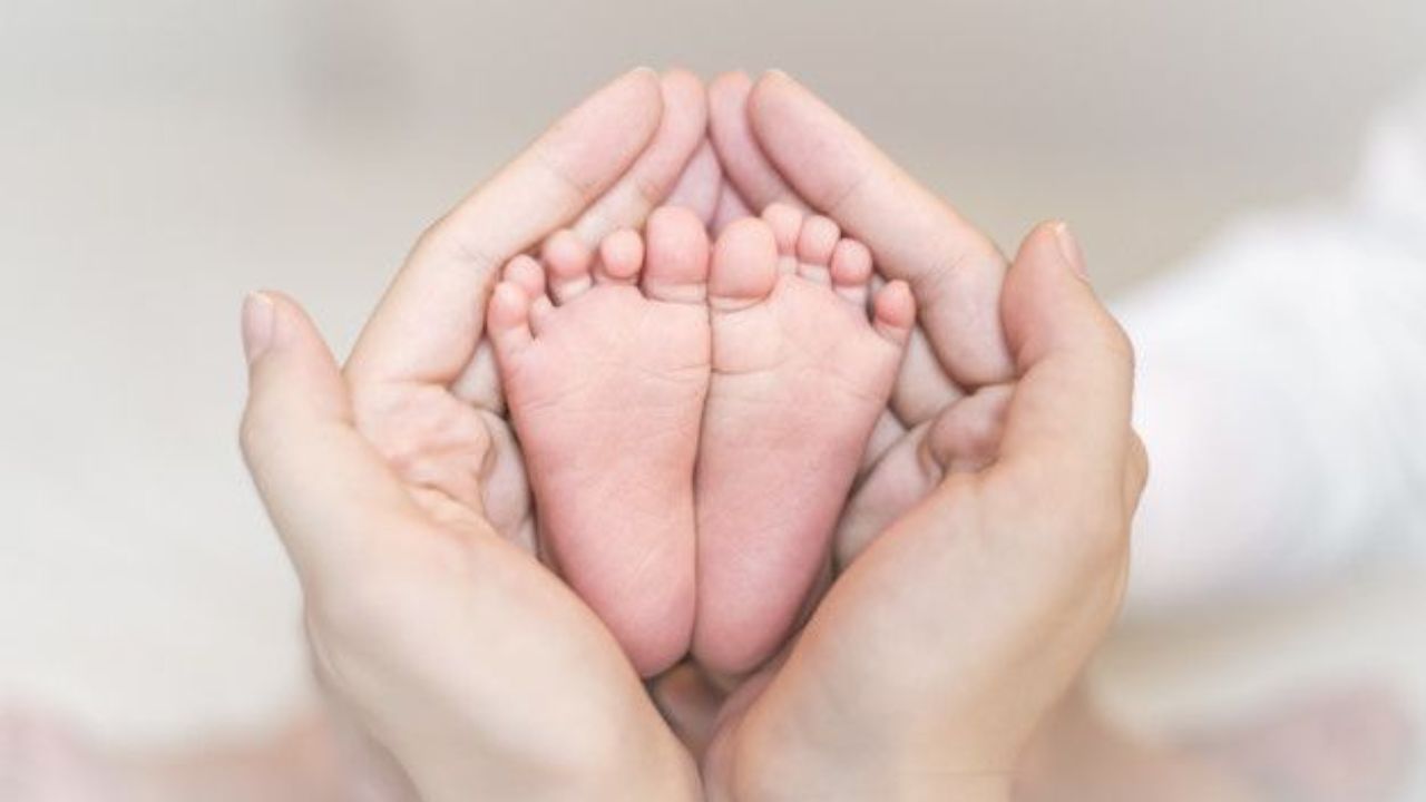 कोल्हुई में पेट से जुड़ी जुड़वा बच्चियों का जन्म, दुर्लभ घटना की फैली चर्चा; पढ़ें पूरी खबर