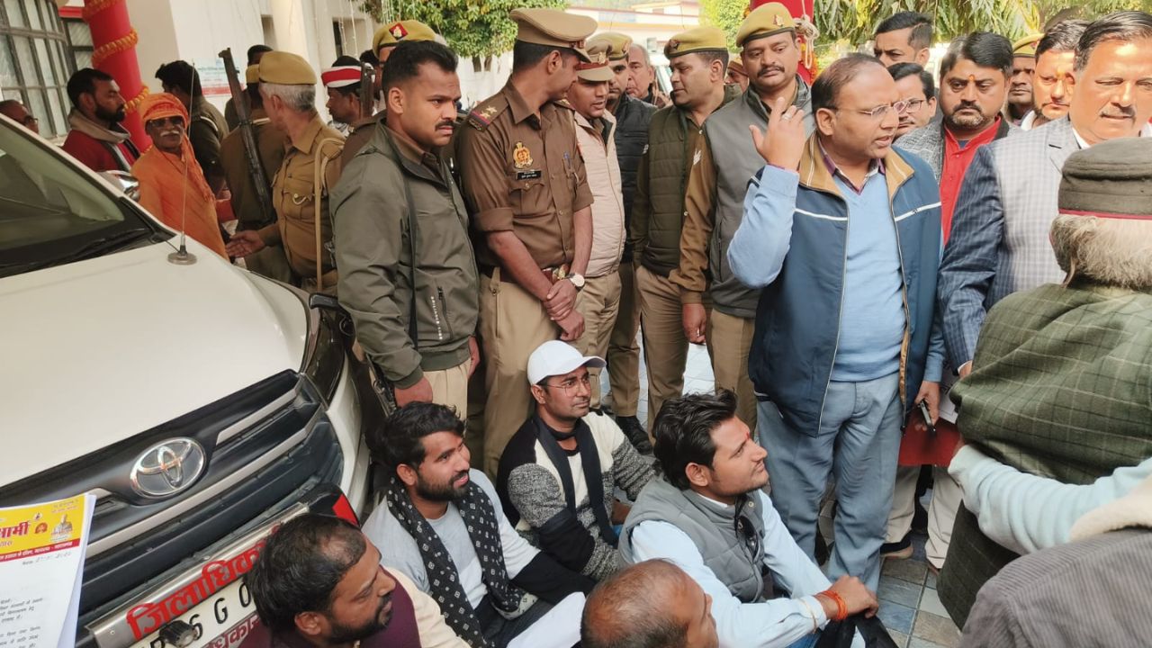 UGC Rules के खिलाफ ब्राह्मणों का महराजगंज में उग्र प्रदर्शन, राष्ट्रपति के नाम DM को सौंपा शिकायती पत्र