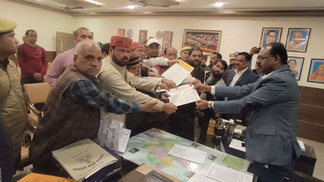 The protesters handed over a memorandum addressed to the President to the District Magistrate