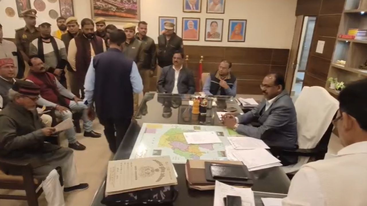 Watch Video: UGC कानून के खिलाफ सवर्ण समाज का आक्रोश, महराजगंज में सौंपा गया ज्ञापन