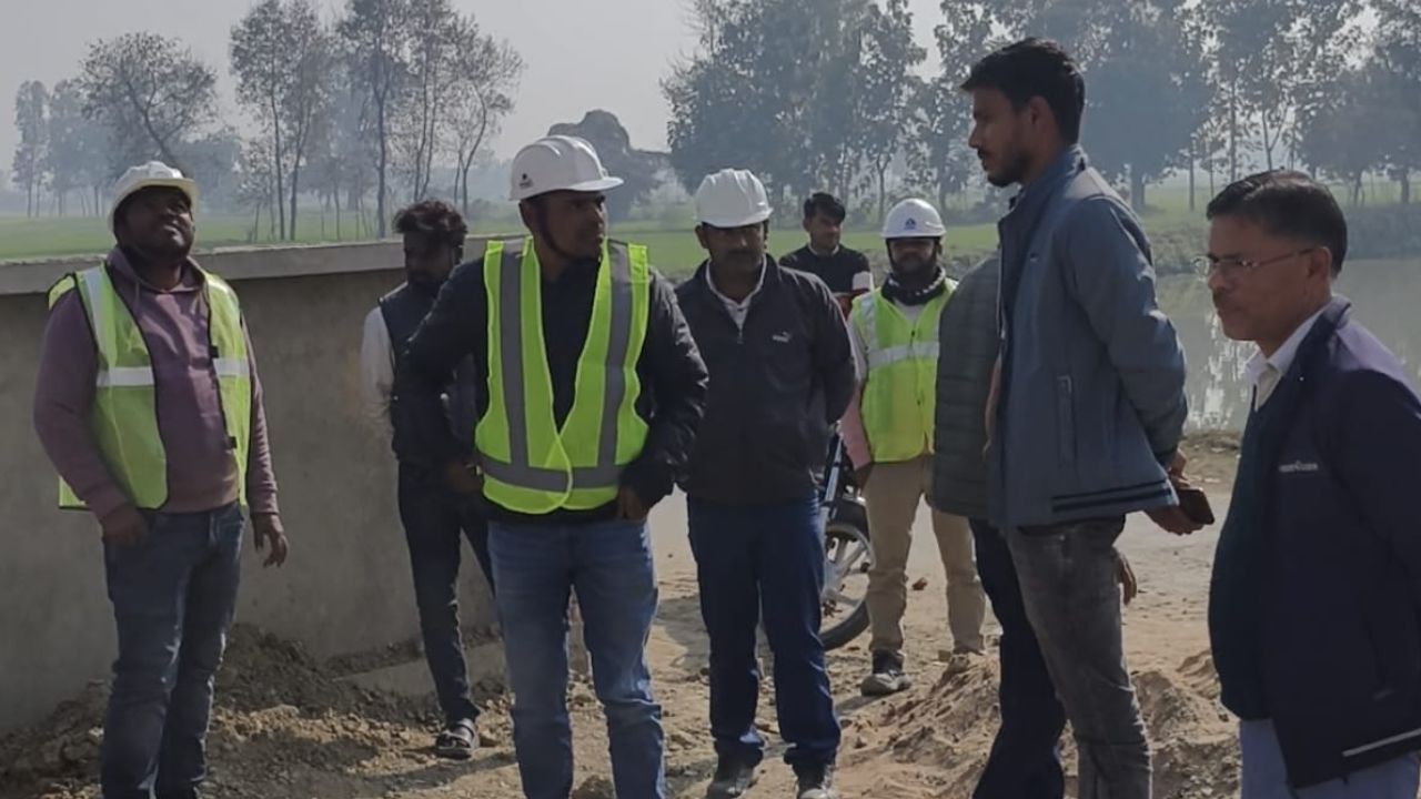 डाइनामाइट न्यूज की खबर का असर: जांच करने पहुंचे बड़े अफसर, नाली निर्माण में गड़बड़ी पर जल निगम का बड़ा एक्शन