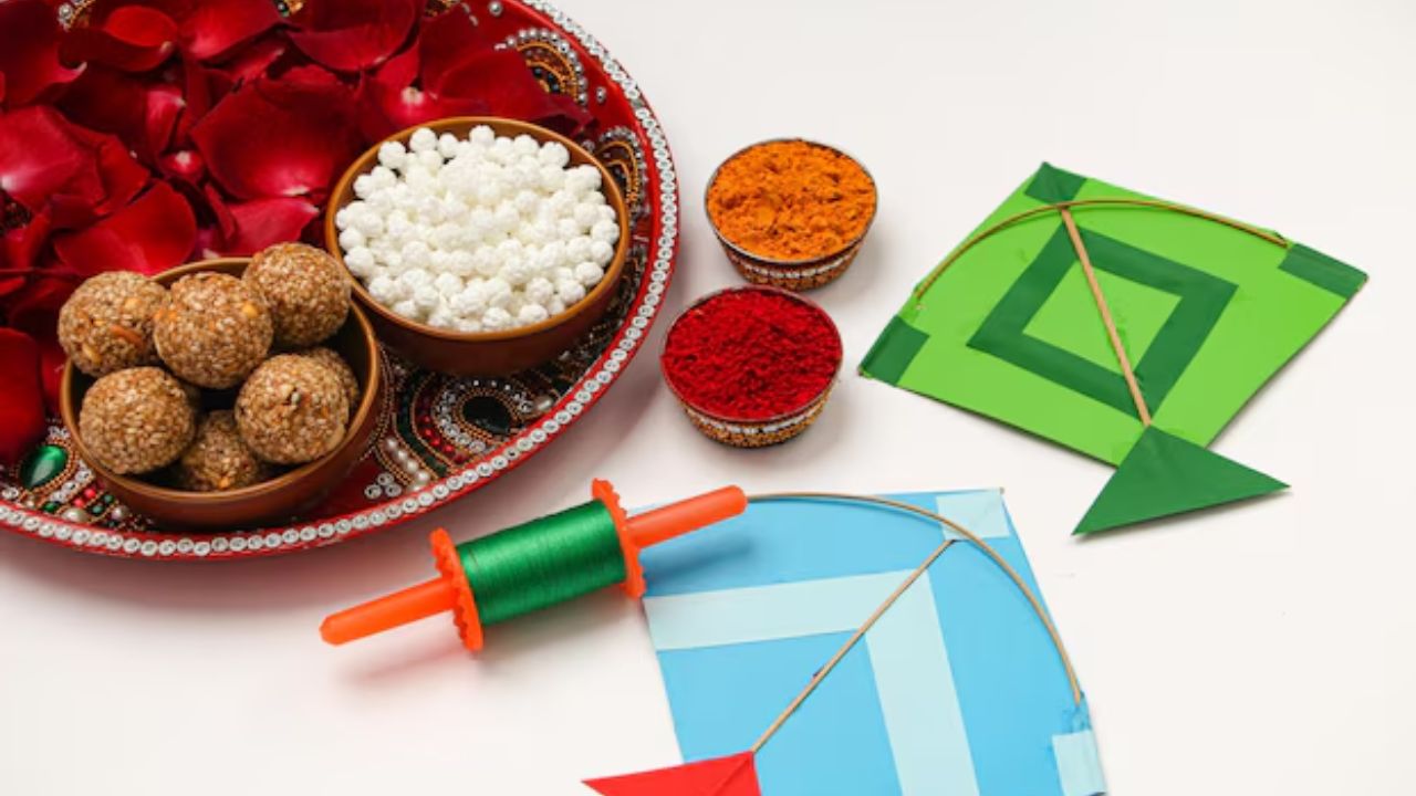 हर वर्ष की तरह इस साल भी लोगों के मन में यह सवाल है कि मकर संक्रांति 14 जनवरी को मनाई जाएगी या 15 जनवरी को। ज्योतिष शास्त्र के अनुसार, संक्रांति की तिथि सूर्य के राशि परिवर्तन पर निर्भर करती है। वर्ष 2026 में सूर्य 14 जनवरी को शाम 03:13 बजे मकर राशि में प्रवेश करेंगे। इसी कारण पर्व की तिथि और स्नान-दान को लेकर असमंजस की स्थिति बनी हुई है।  (Img: Google)