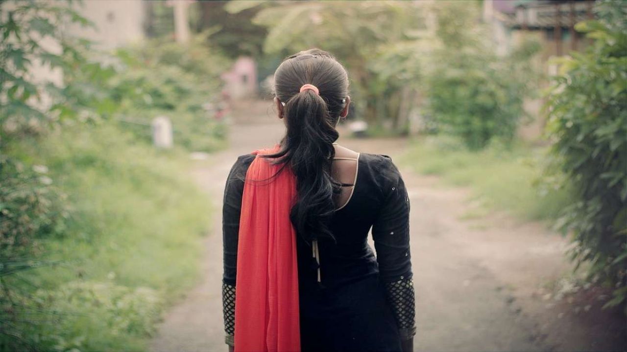 भरे बाजार से गायब हुई 17 साल की बेटी, पिता के साथ मेरठ में शॉपिंग करने गई थी