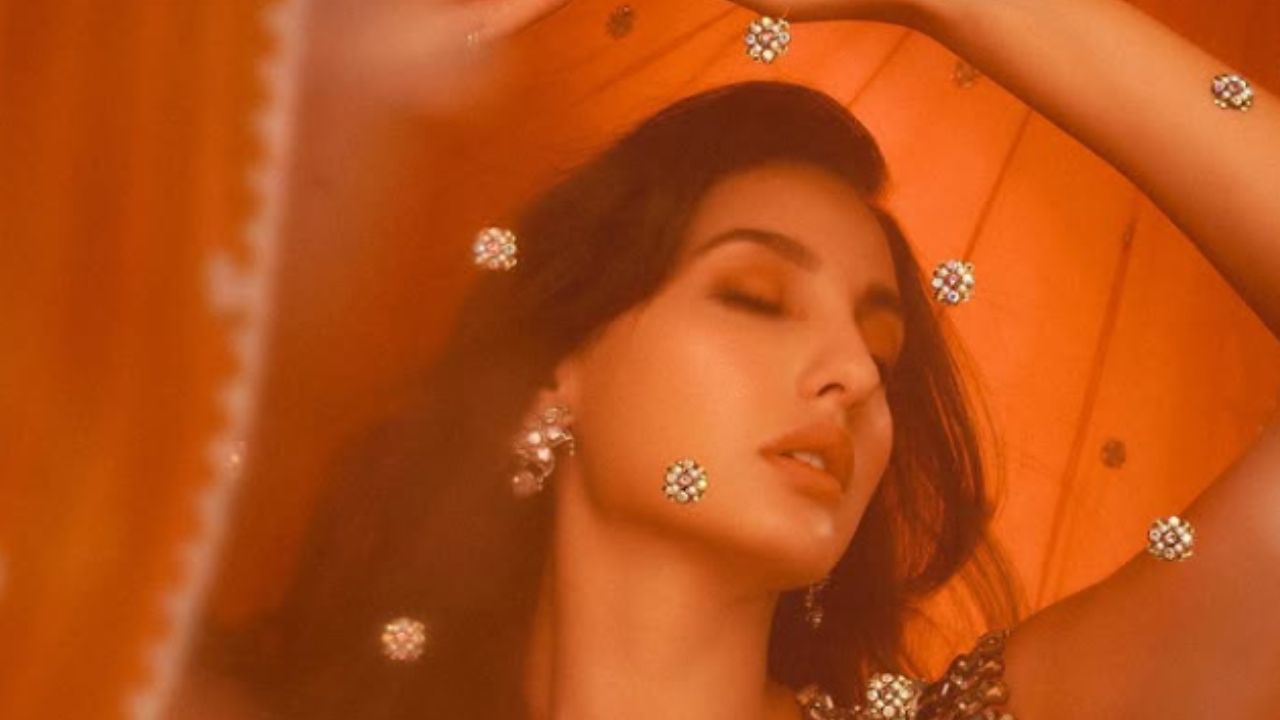 नोरा के इस छोटे से कमेंट के बाद सोशल मीडिया पर बहस और तेज हो गई। कुछ यूजर्स का कहना है कि नोरा को इस पुराने विवाद पर प्रतिक्रिया नहीं देनी चाहिए थी, क्योंकि इससे गॉसिप को और हवा मिल गई। वहीं कई फैंस ने नोरा का सपोर्ट करते हुए कहा कि बिना सबूत किसी के चरित्र पर सवाल उठाना गलत है।