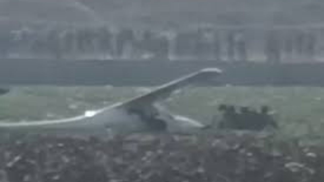 प्रयागराज में ट्रेनी विमान क्रैश, तालाब में गिरा में प्लेन; जानिये पूरा अपडेट