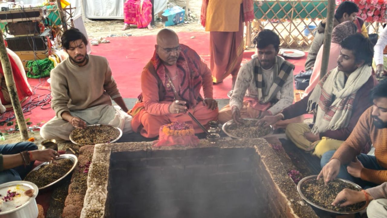 प्रयागराज में श्री लक्ष्मी-नारायण महायज्ञ प्रारंभ, 11 लाख आहुतियों के साथ विश्व कल्याण की कामना