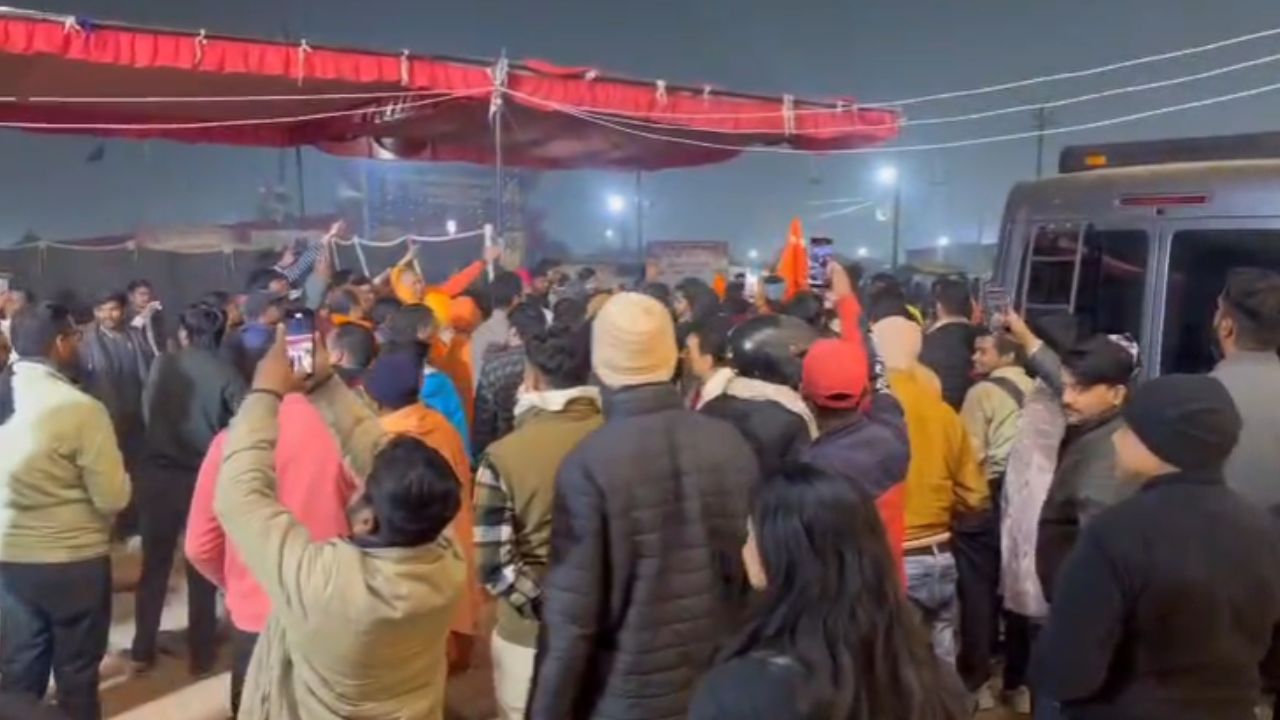 Watch Video: प्रयागराज में स्वामी अविमुक्तेश्वरानंद सरस्वती के शिविर के बाहर हंगामा, सुरक्षा को लेकर बढ़ी चिंता